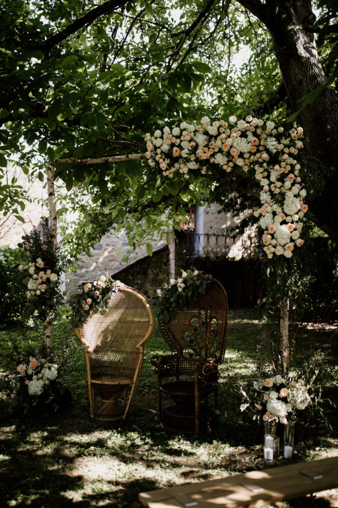 chaise fleurs cérémonie laïque