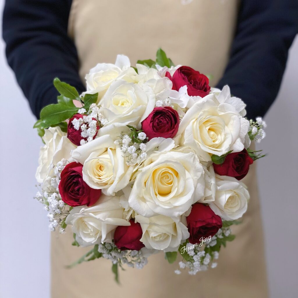 bouquet mariée blanc rouge roses gypsophile